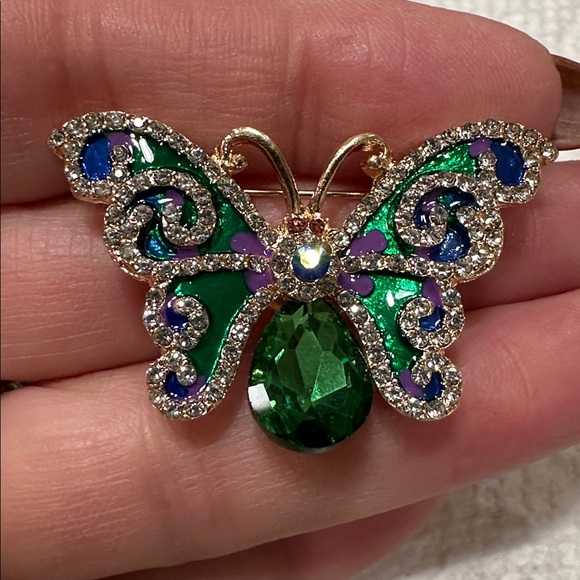 Jewelry - Beautiful Butterfly Brooch with Blue Crystals in Gold Tone Setting NEW